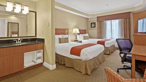 Habitación de hotel con 2 camas y lavamanos en Best Western Plus Kingsland en Kingsland