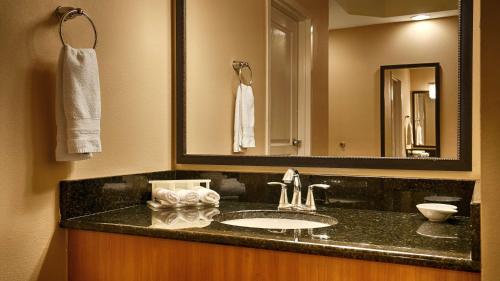 a bathroom with a sink and a mirror at Best Western Plus Kingsland in Kingsland