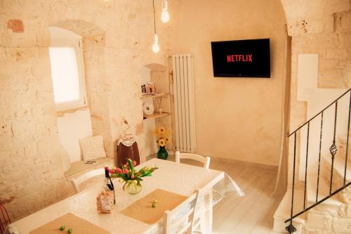 une chambre avec une table et un panneau sur le mur dans l'établissement Meraviglie del Sud, à Castellana Grotte