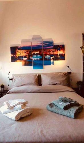 uma cama com duas toalhas em cima em Apartment Il Monte Old Bridge em Florença