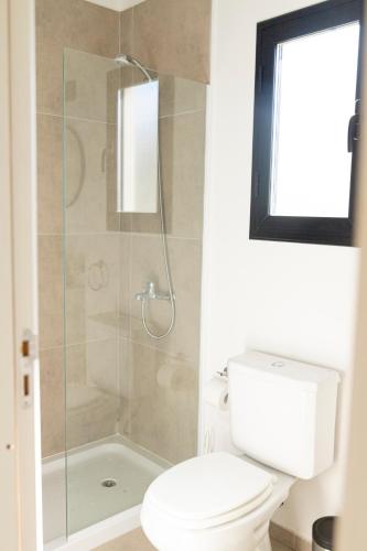 ブラガドにあるLA CALMA - Eco Lodge Ruralのトイレとシャワー付きのバスルーム