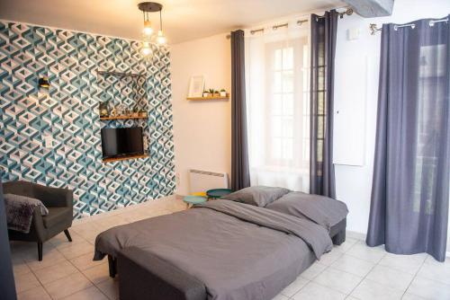 1 dormitorio con 1 cama y 1 silla en Maison de charme en Bourgogne en Vincelottes