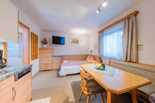 Una televisión o centro de entretenimiento en Apartmenthaus Kuchelberg
