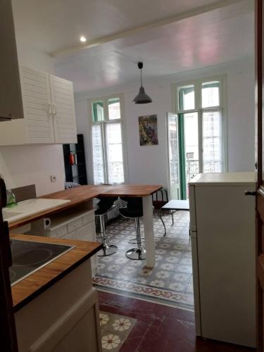 Кухня или кухненски бокс в Studio tout confort dans le centre historique