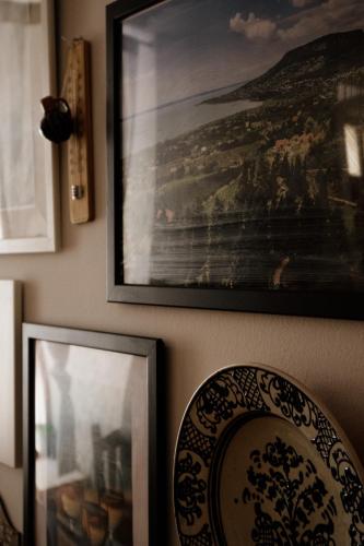 two plates on a wall with a painting on it at Sipos Borház és Vendégház in Badacsonyörs