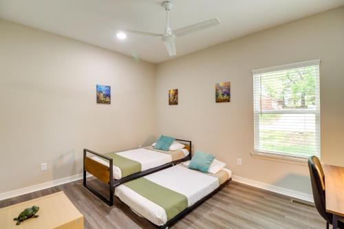 een slaapkamer met 2 bedden en een raam bij Quaint Harrison Home 2 Mi to Downtown! in Harrison