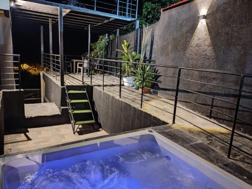 a jacuzzi tub on the roof of a building at SAN FELIPE CASA QUINTA in Ibagué