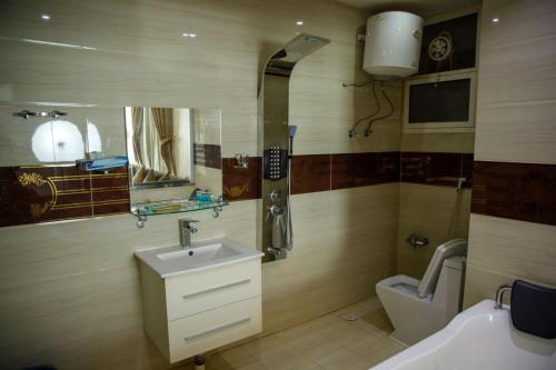 a bathroom with a sink and a toilet at غالينا للوحدات السكنية in Abū Qa‘ar