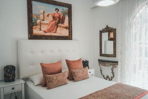 パルガにあるNafsika Apartmentsのベッドルーム1室(壁に絵画が描かれたベッド1台付)