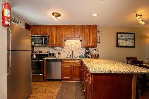 Kuchyň nebo kuchyňský kout v ubytování Beaver Village Unit #0211