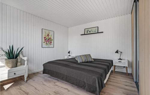 a bedroom with a bed and a table with a plant at Cozy Home In Haderslev With Wifi in Haderslev