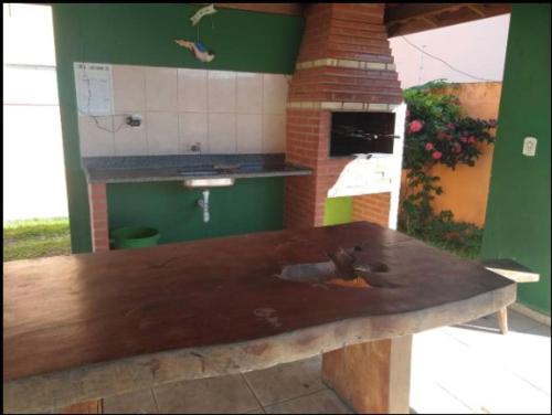 cocina con mesa de madera y horno en Apartamento próximo Arena Axé Moi, en Porto Seguro