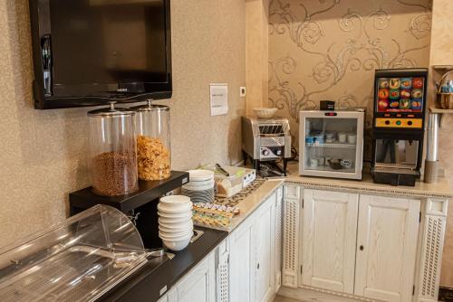 a kitchen with a counter with dishes and a microwave at Hotel Bellavista in Marina di Varcaturo