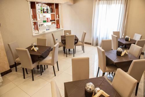 a dining room with tables and chairs and a unintention at Hotel Bellavista in Marina di Varcaturo