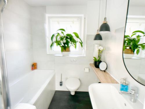 uma casa de banho com uma banheira, um WC e um lavatório. em M-Style 01 Apartment mit Terrasse und Gasgrill, 24h Self-Check-In, Free Parking, Netflix em Nurembergue
