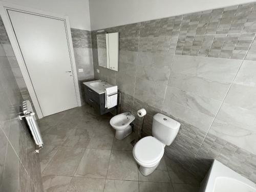 a bathroom with a white toilet and a sink at Casa Vacanze Le Tre Scimmiette in Paterno