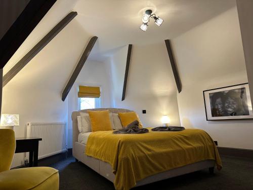 a bedroom with a bed with a yellow blanket at Green Corner Villa - Walls Hill - Cosy Luxury Apartment in Central Torquay with Free Parking & EV in Torquay