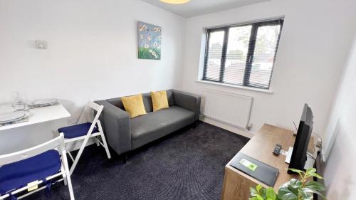 Χώρος καθιστικού στο Cross Court, Stafford by BELL Apartments