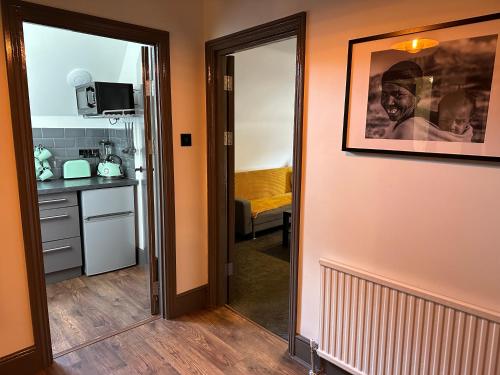 una camera con porta che conduce a una cucina di Green Corner Villa - No.5 Walls Hill Apartment a Torquay