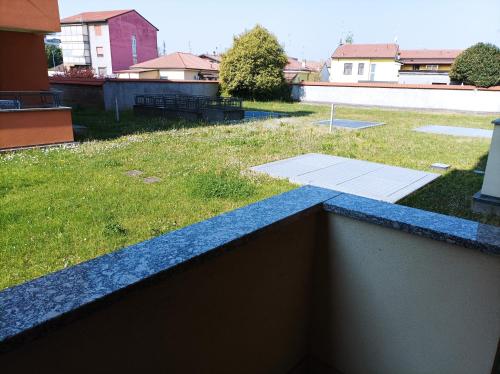 - une vue sur la cour depuis le toit dans l'établissement Camera doppia privata vicino Milano con bagno in comune, à Concorezzo