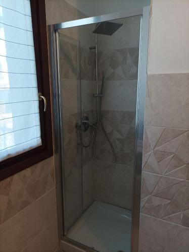 y baño con ducha y puerta de cristal. en Camera doppia privata vicino Milano con bagno in comune en Concorezzo