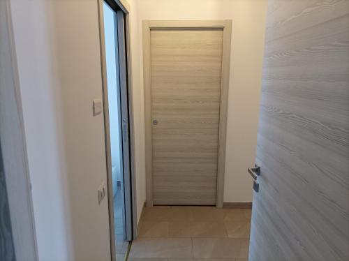 una puerta que conduce a un pasillo con portero en Camera doppia privata vicino Milano con bagno in comune, en Concorezzo