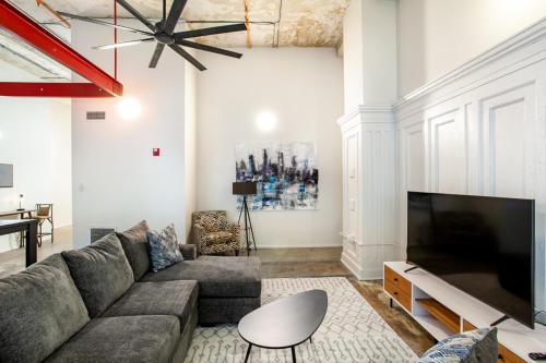 TV a/nebo společenská místnost v ubytování Historic Downtown Loft with Modern Flare