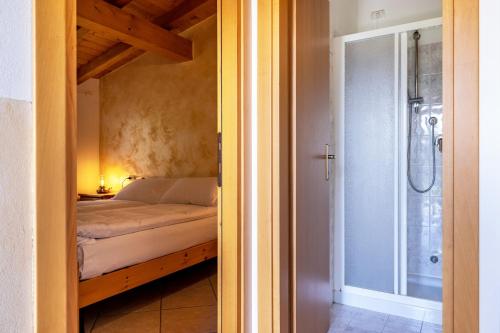 - une petite chambre avec un lit et une douche dans l'établissement Agriturismo Val d' Egoi 3, à Tremosine
