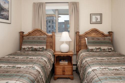 Ένα ή περισσότερα κρεβάτια σε δωμάτιο στο Hi Country Haus Unit 1913
