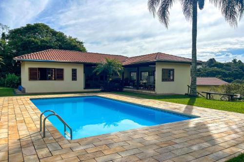 Casa de campo c piscina e natureza em Mairinque SP