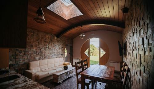 a living room with a couch and a table at Mi Tesoro in Viveiro