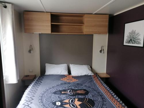 Posteľ alebo postele v izbe v ubytovaní Mobil Home St Jean De Monts A166