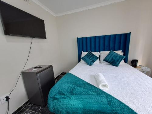 Ένα ή περισσότερα κρεβάτια σε δωμάτιο στο Chic Guest House & Solar system free from load shedding
