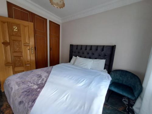 Ένα ή περισσότερα κρεβάτια σε δωμάτιο στο Chic Guest House & Solar system free from load shedding
