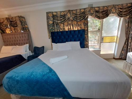 Ένα ή περισσότερα κρεβάτια σε δωμάτιο στο Chic Guest House & Solar system free from load shedding