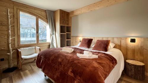 Un dormitorio con una cama grande y una ventana en Chalet Snö 1750, en Font-Romeu-Odeillo-Via