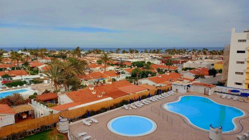an aerial view of a resort with a swimming pool at Playa del ingles Tamaran apartamento 509 in Maspalomas
