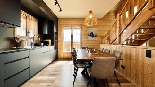 a kitchen with a table and chairs in a room at Chalet Snö 1750 in Font Romeu Odeillo Via