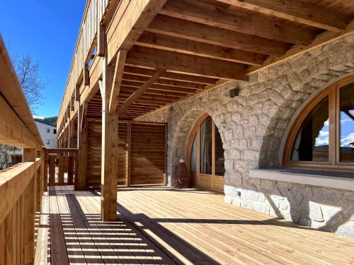 a wooden porch with a wooden roof on a building at Chalet Snö 1750 in Font Romeu Odeillo Via