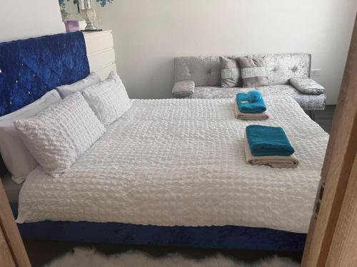 Postel nebo postele na pokoji v ubytování Marlborough White house- entire 3 bedroom home for your holiday