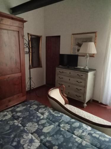 - une chambre avec un lit, une commode et une commode dans l'établissement casamachiavelli, à San Casciano in Val di Pesa
