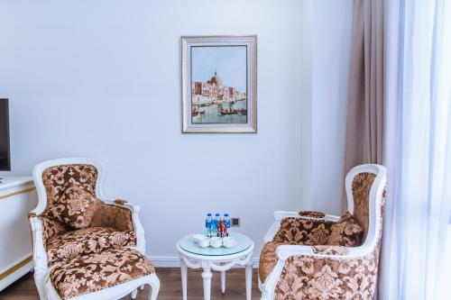 a living room with two chairs and a table at Khách sạn Minh Phú Diamond Palace in Diễn Châu