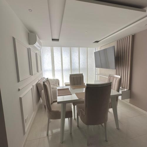 a dining room with a table and chairs at Apartamento Amoblado Luxury Excelente Ubicacion in Cúcuta