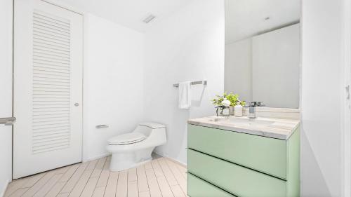 uma casa de banho branca com um WC e um lavatório em Private Residence at W South Beach -811 em Miami Beach