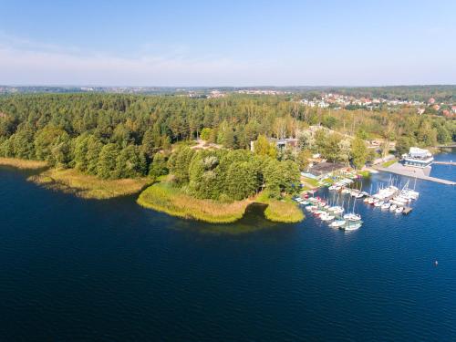 an aerial view of a marina with boats in the water at Apartament Olimpijska z ogródkiem i widokiem na jezioro in Olsztyn