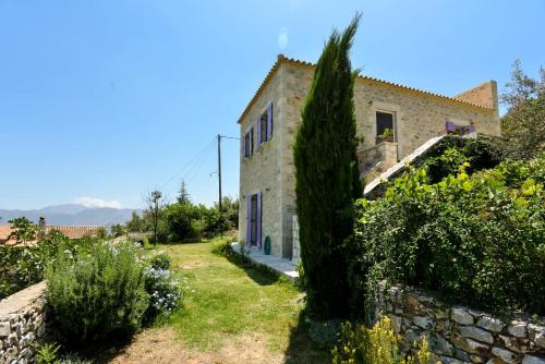 Κήπος έξω από το Mani family friendly, mountain house with parking
