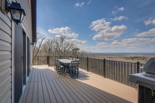 Gallery image of Front Royal Hilltop Cabin with Panoramic Views! in Front Royal