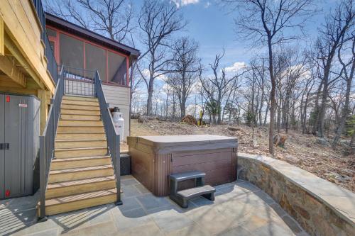Gallery image of Front Royal Hilltop Cabin with Panoramic Views! in Front Royal