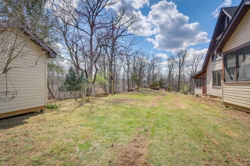 Gallery image of Front Royal Hilltop Cabin with Panoramic Views! in Front Royal