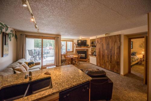 Una cocina y una sala de estar con un sofá y una mesa. en Iron Horse Building C Unit 1023, en Winter Park